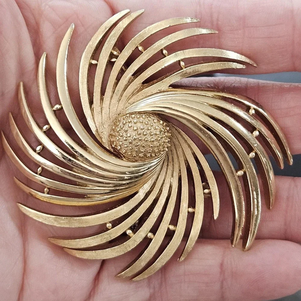 Crown Trifari Brooch Goldtone Swirl Modernist Floral Brooch 2.5